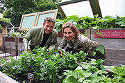 zu Gast im Gemüsegarten: Andreas Meister und Lola Paltinger (©Foto: Marikka-Laila Maisel)